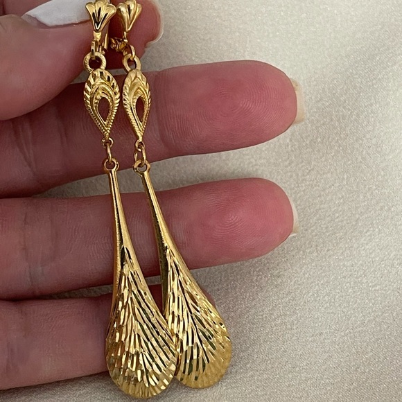 Jewelry - 18k Gold Filled Dangle Earrings